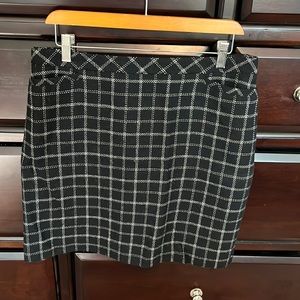 Ann Taylor black/crème block pattern skirt. Size 14.